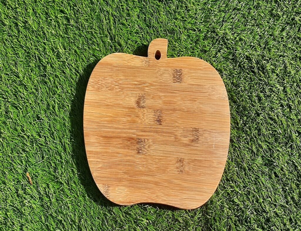 Apple-shaped bamboo cutting board